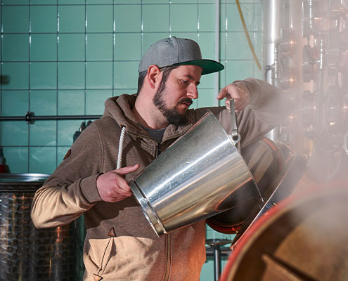 So wird die Williams Birne zum Obstbrand - Brennmeister Reto Meier beim destillieren