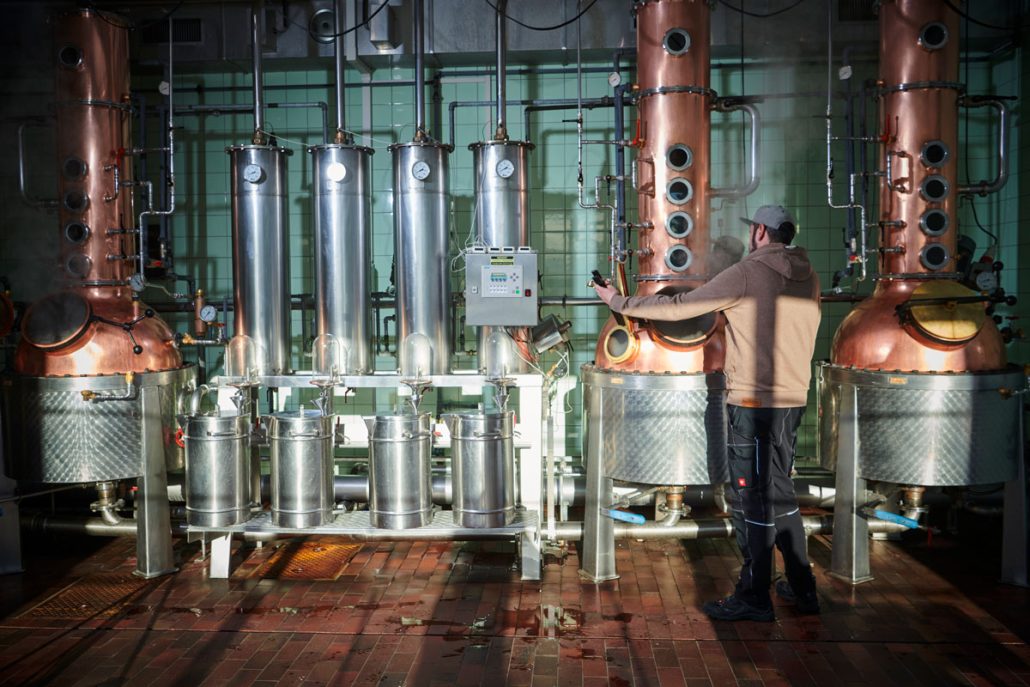 Reto Meier bei der Destillation